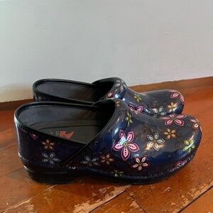 Floral Clogs with Multicolor Design